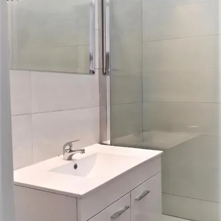Shared Bedroom Fully Furnished, Central Lisbona