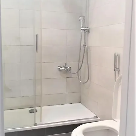 Affittacamere Shared Bedroom Fully Furnished, Central Lisbona